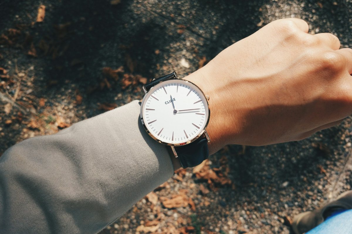 Armbanduhr am Handgelenk – Arbeitszeit berechnen